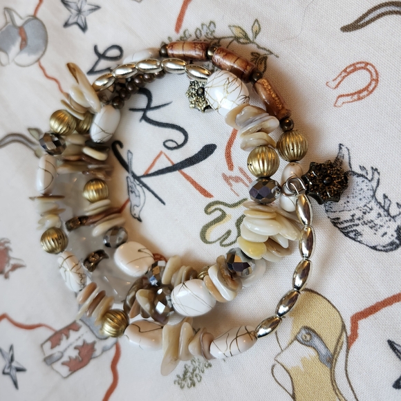 Elegant White and Gold Beaded Bracelet - Picture 2 of 5